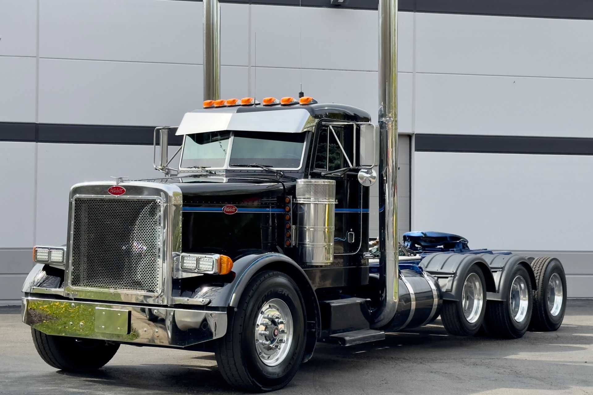 Used 2004 Peterbilt 379 Tri axle Day Cab Cat C15 Diesel 18 Speed used-2004-peterbilt-379-tri-axle-day-cab-cat-c15-diesel-18-speed
