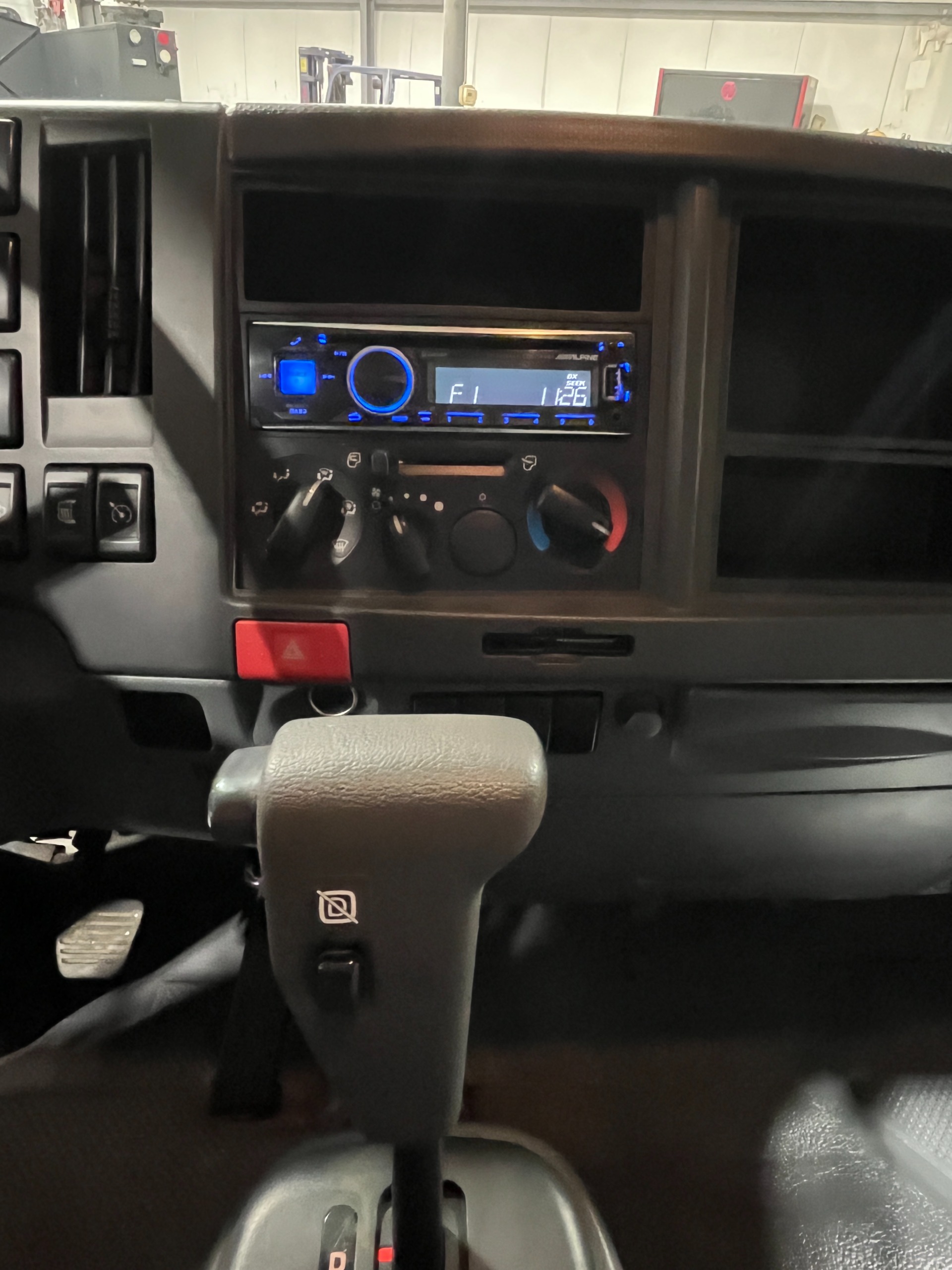 2018 Isuzu NRR - Photo 27