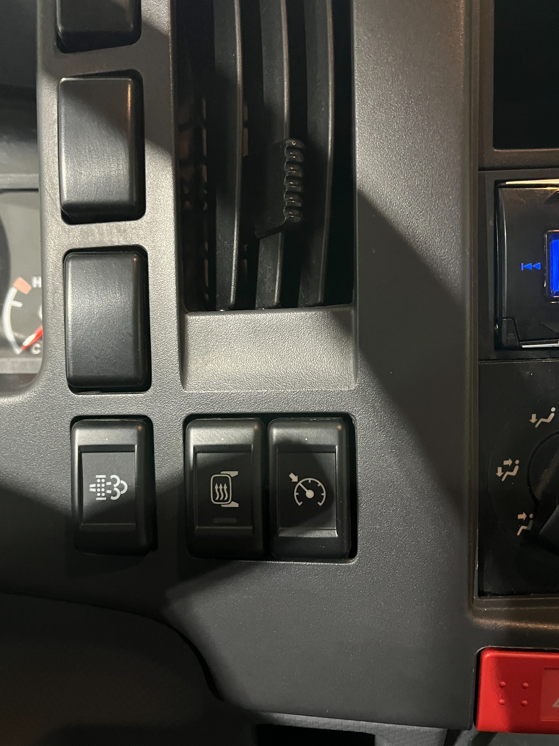 2018 Isuzu NRR - Photo 28