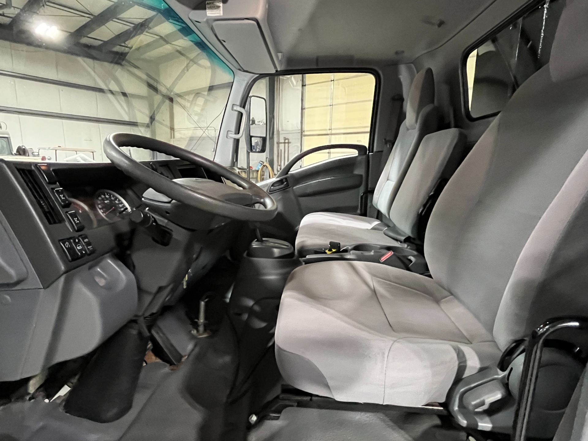2018 Isuzu NRR - Photo 31