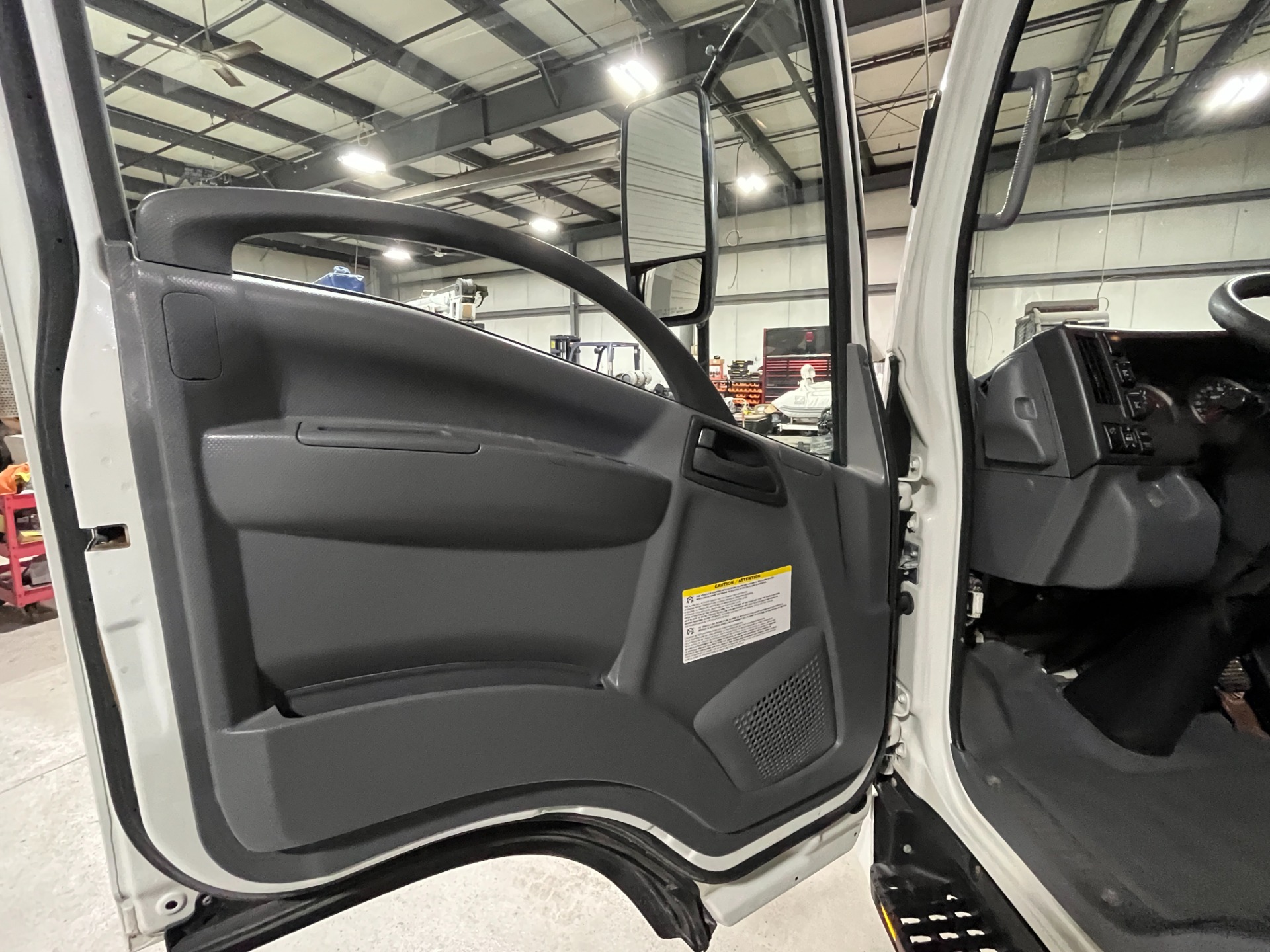 2018 Isuzu NRR - Photo 32